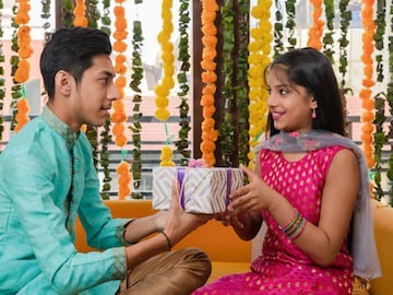 ফোঁটায় ভাইয়ের মিষ্টির থালা সাজান রাশি অনুয়ায়ী, রসনা তৃপ্তি তো হবেই, চিরস্থায়ী ঠাঁই নেবেন মা লক্ষ্মীও