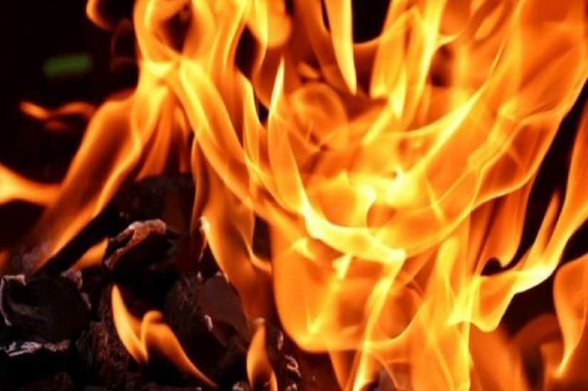 জানা গেছে, দুপুর বারোটা নাগাদ ঘটনাটি ঘটে। ঘটনাস্থলে জুনপুট কোস্টাল থানার পুলিশ পৌচেছে। Input- Sujit Bhowmik 