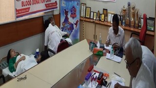 ব্যাঙ্কের ভিতরেই হল রক্তদান শিবির৷ 