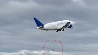 অকল্পনীয়! টেক-অফের সময় খুলে পড়ল বোয়িং ড্রিমলিফটার প্লেনের ১০০ কেজি ওজনের চাকা ! ভাইরাল ভিডিও