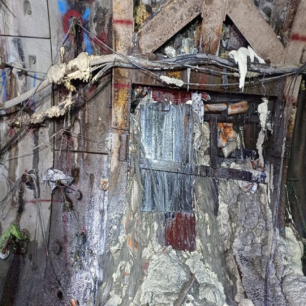 আড়াই বছর আগে টানেল বোরিং মেশিন চণ্ডী মাটির নীচে থাকা জলস্তরে ধাক্কা মারে। মাটির ওপরে একের পর এক বাড়ি ভেঙে পড়ে। বিকল হয়ে পড়ে সে নিজেও। এরপরই চণ্ডী এবং উর্বি দুই মেশিনকে তুলে আনতে দুর্গা পিতুরি লেন ও শ্যাকরাপাড়া লেনের মাঝের অংশে তৈরি করা হয় shaft।