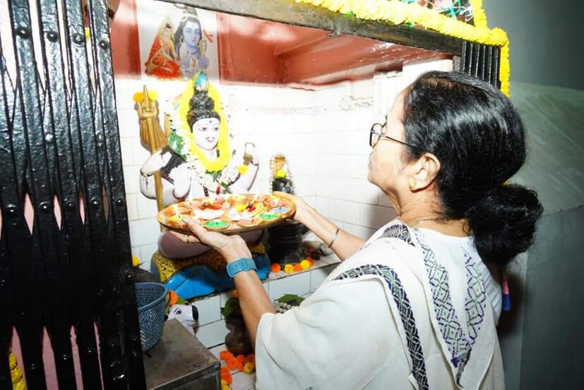 এদিন পুজো দেখতে মমতার কালীঘাটের বাড়িতে যান সস্ত্রীক মুখ্যসচিব, স্বরাষ্ট্র সচিব, সস্ত্রীক ডিজি। এছাড়াও প্রশাসনের একাধিক আধিকারিক গিয়েছেন মুখ্যমন্ত্রীর বাড়িতে। 