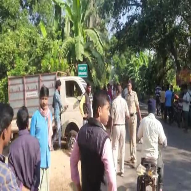 অভিযোগ, মিড-‌ডে মিলে পর্যাপ্ত খাবার দেওয়া হয়না পড়ুয়াদের। তবে প্রধান শিক্ষক অভিভাবকদের তোলা সব অভিযোগ অস্বীকার করেছেন। তাঁকে কালিমালিপ্ত করার জন্য এই অভিযোগ করা হচ্ছে বলে অভিযোগ। প্রতিবেদন : বিশ্বজিৎ হালদার