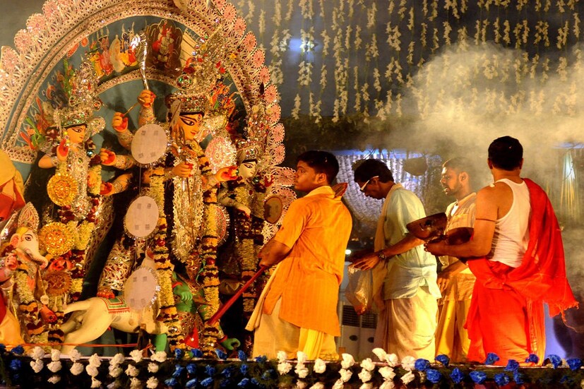 আনন্দ তো শুধু চারটে দিনের৷ দুর্গাপুজো পরবর্তী সময়টা যেন বাঙালিদের জন্য রীতিমতো ভয়ঙ্কর৷ আস্তে আস্তে খুলে ফেলা হবে বাঁশ৷ শীতের আণেজ শুরু হবে, বাড়বে মন খারাপ৷ আবার একটা বছরের অপেক্ষা৷