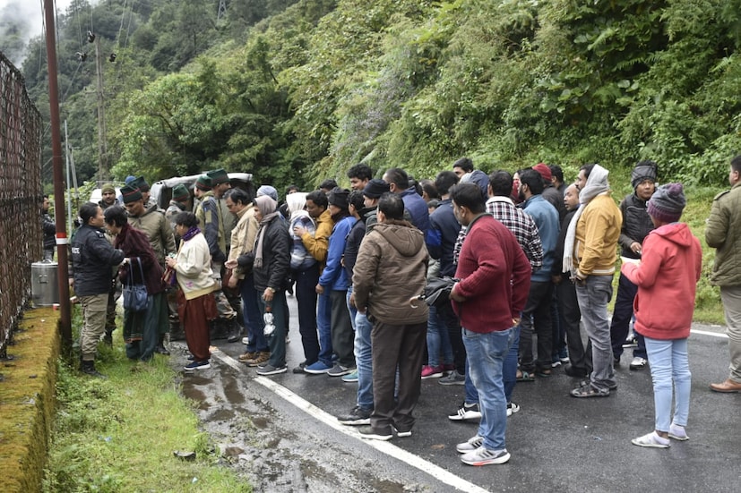 সেনাবাহিনী আটকে যাওয়া পর্যটকদের জল, খাদ্য এবং বয়স্ক ব্যক্তি এবং শিশুদের চিকিৎসা সেবার ক্ষেত্রে তাৎক্ষণিক ত্রাণ প্রদান করেছে । ঠান্ডা পরিস্থিতির জন্য কিছু পর্যটককে সহায়তার জন্য নিকটস্থ মেডিকেলে ফিরিয়ে নিয়ে চিকিৎসার ব্যবস্থা করেছে ।(লেখা ও ছবি :অনির্বাণ রায়) 