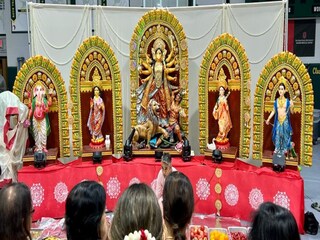 সপ্তাহশেষের দুর্গোৎসবে কলকাতার আমেজ