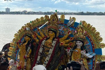 ঢাকে বেজে উঠল বিদায়ের বোল, শোভাবাজারে ৪০ বেহারা কাঁধে তুলে নিলেন প্রতিমা!