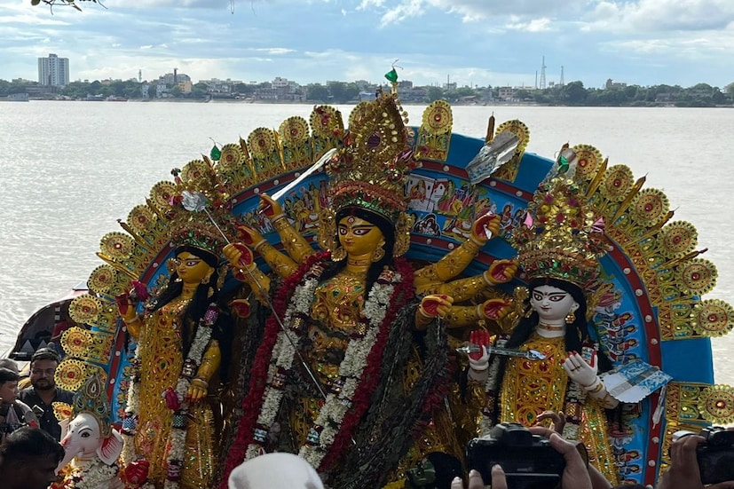 করোনা সংক্রমণের জেরে শোভাবাজার রাজবাড়ির বড় তরফের দুর্গা পুজোর ভাসানে ছেদ পড়েছিল ঐতিহ্যের। এ বার আবার পুরনো চেহারায় দেখা মিলবে প্রতিমা নিরঞ্জনের। শোভাবাজার রাজবাড়ীর প্রতিমা এবার প্রথা মেনে নিরঞ্জন হল বাগবাজার বিচালি ঘাটেই। ১৭৫৭ সালে শোভাবাজার রাজবাড়ির বড় তরফের পুজোর সূচনা করেন রাজা নবকৃষ্ণ দেব।