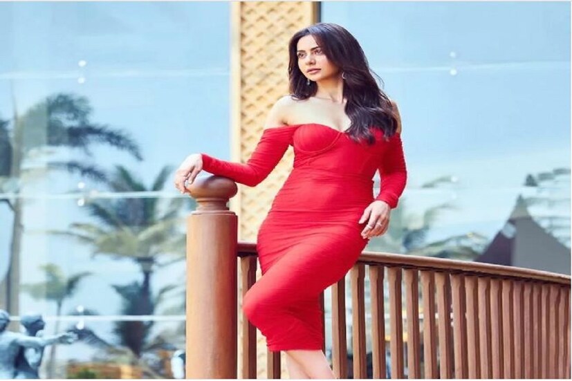 লাল বডি-হাগিং ড্রেসে নেটদুনিয়ায় আগুন ধরালেন রকুল প্রীত সিং