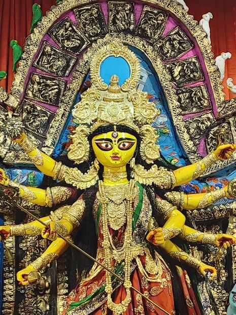 উত্তর থেকে দক্ষিণ কলকাতা পঞ্চমীর রাতে জনজোয়ারে ভাসল গোটা কলকাতা৷ 