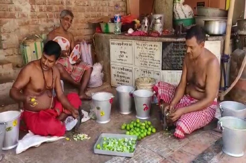 প্রতিদিন ভোগশালায় ভোগ গ্রহণের শেষে স্বাস্থ্যসম্মতভাবে পরিষ্কার করা হয়। Input- Sujit Bhowmik