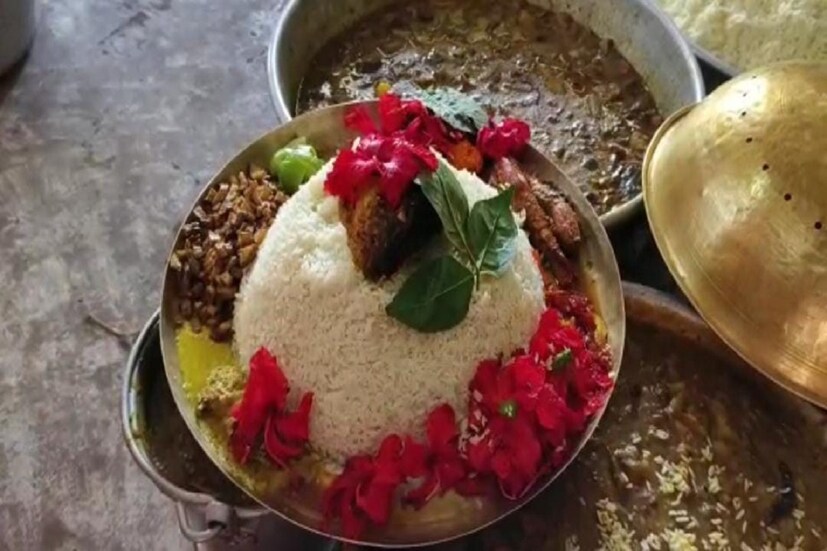 দুপুরের অন্নভোগে থাকে আলু কলা ভাজা,ভাত, ডাল ,মাছের ঝোল, মাছের অম্বল,শুক্ত ,পায়েস, চাটনি। মন্দির কর্তৃপক্ষ জানান, স্বাস্থ্যসম্মত ভোগ পরিবেশন এর জন্যই সাধারণ ভক্তদের জন্য দুপুরেই ভোগ গ্রহণের ব্যবস্থা করা হয়।