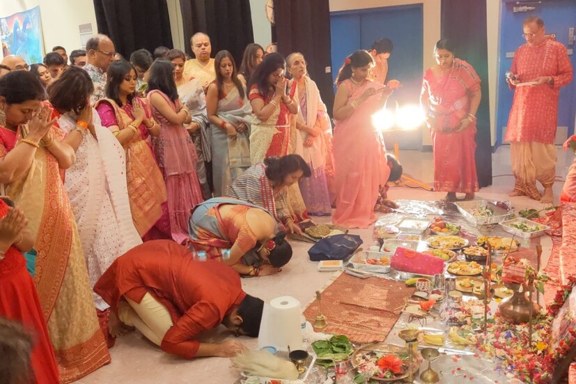 শেষে ভক্তি করে মায়ের কাছে পরিবার, আত্মীয়, বন্ধু, নিজের প্রাণের শহরের জন্য চলে প্রার্থনা। 