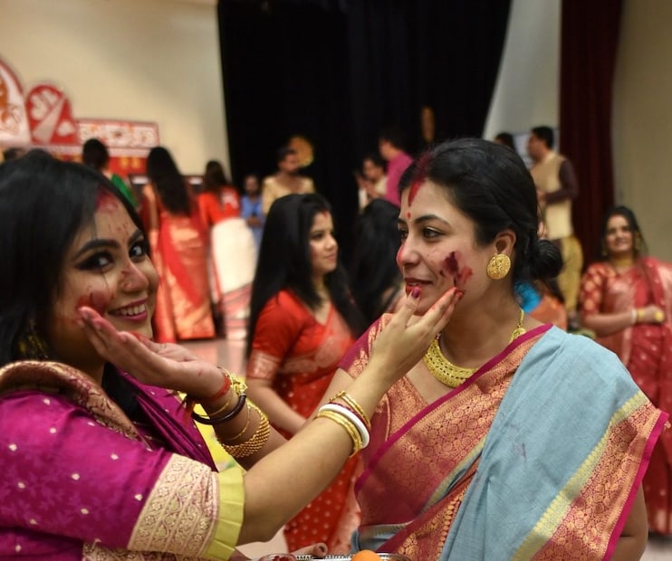 সব হয় নিয়ম করে, হয পুজো, হয় আরতি, সিঁদুর খেলাও, চুটিয়ে চলে সেলিব্রেশন। 