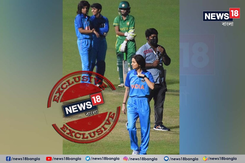 মেয়ে ভামিকাকে নিয়েই কলকাতা এসেছিলেন অনুষ্কা। পরেছিলেন ঝুলনের নাম লেখা ২৫ নম্বর জার্সি। হাই কোর্ট প্রান্ত থেকে তাঁকে বল নিয়ে ছুটে আসতে দেখা গিয়েছে। 