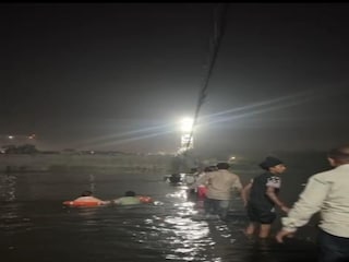 গুজরাতে মরবি ব্রিজে ভয়াবহ দুর্ঘটনা! 
