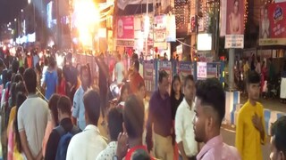 অষ্টমীর রাতে বাঁধ ভাঙা ভিড়