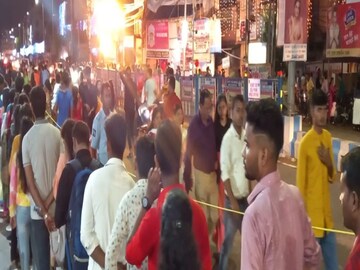 অষ্টমীর রাতে বাঁধ ভাঙা ভিড়