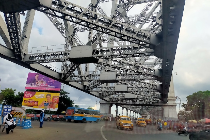 হাওড়া ব্রিজ তৈরিতে ২৬ হাজার ৫০০ টনের ইস্পাত ব্যবহার হয়েছিল। যার মধ্যে ২৩ হাজার টন হাই-টেনসিল অ্যালয় স্টিল, যা টিস্ক্রম নামে পরিচিত।