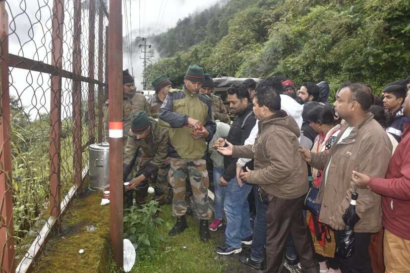 বর্ডার রোড অর্গানাইজেশনও অ্যাকশনে নেমেছে কিন্তু দিনভর ভারী ধস এবং অভূতপূর্ব বৃষ্টির কারণে সর্বাত্মক প্রচেষ্টা সত্ত্বেও রাস্তা খোলা সম্ভব হচ্ছিল না । কিছু পর্যটক অবরুদ্ধ স্থানে আট ঘন্টারও বেশি সময় আটকে ছিলেন ।(লেখা ও ছবি :অনির্বাণ রায়) 