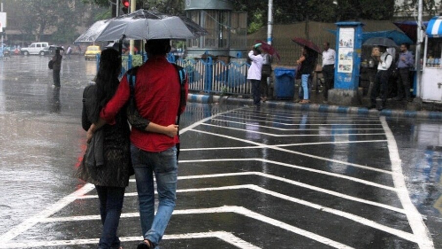  দুর্যোগ যেন বাংলার পিছুই ছাড়ছে না৷ দুর্গাপুজোর পরে লক্ষ্মীপুজোতেও বৃষ্টি৷