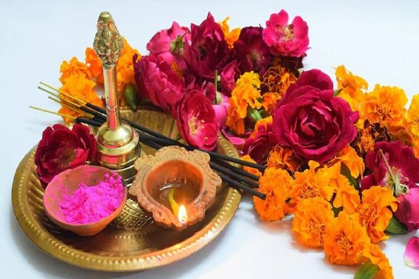 পুরো কার্তিক মাস ব্রাহ্ম মুহুর্তে উঠতে হবে। এরপর পবিত্র নদীতে বা বাড়িতেই স্নানের জলে গঙ্গাজল যোগ করে স্নান করতে হবে। সারা মাস প্রতিদিন সন্ধ্যায় তুলসীর কাছে একটি প্রদীপ জ্বালাতে হবে। এছাড়া এ মাসে দীপদানেরও গুরুত্ব রয়েছে। নদী বা পুকুরে প্রদীপ জ্বালানোর কথা বলা হয়েছে।কার্তিক মাসে ভগবদ্গীতা পাঠ করাও উচিত।