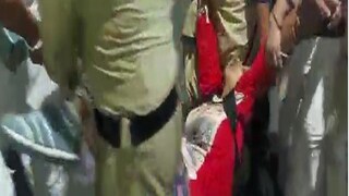 পুলিশের বল প্রয়োগের বিরুদ্ধে গর্জে উঠলেন বিশিষ্ট জনেরা৷ 