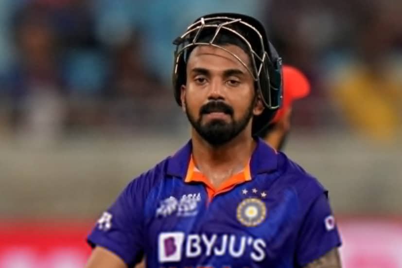 কেএল রাহুল- ৩টি ম্যাচেই ওপেনে সুযোগ পেলেও এখনও রানের দেখা নেই কেএল রাহুলের ব্যাটে। বাংলােদশের বিরুদ্ধেও টিম ম্যানেজমেন্টের দলের সহ অধিনায়কের উপর ভরসা রাখার সম্ভাবনাই বেশি।