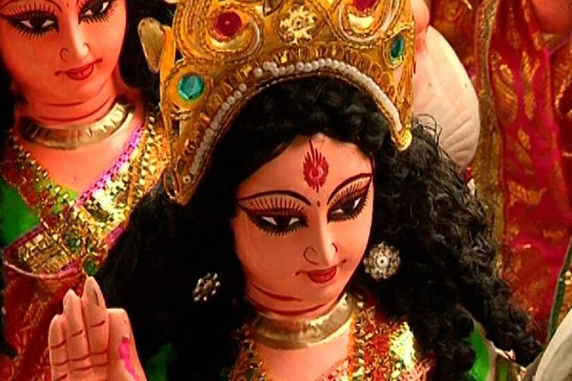 এতদিন যাদের অন্য চোখে দেখে সামাজিক উৎসব থেকে দূরে সরিয়ে রাখা হত, এবার সেই যৌনপল্লীর মেয়েরা আয়োজন করছেন লক্ষ্মী পুজোর। নিজের ঘরের শান্তি, মঙ্গল কামনায় প্রার্থনা করছেন তারা। (প্রতীকী ছবি)