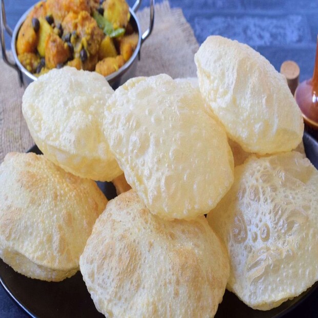 ২) লুচি বানানোর সময় ময়দায় সামান্য পরিমাণে বেকিং পাউডার দিয়ে দিন। বেকিং পাউডার দিয়ে যদি আপনি লুচি বানাতে পারেন, তাহলেও কিন্তু লুচি অনেক ফুলকো হবে। আর দেখতে হবে ধবধবে সাদা।