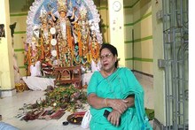 নিজের গ্রামে হাজির মালা রায়, রাজনীতি ভুলে লুটেপুটে নিলেন বাড়ির পুজোর আনন্দ