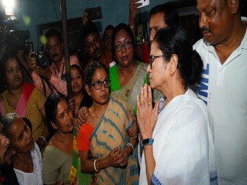 কীভাবে রক্ষা পেয়েছিলেন তারা, সেদিনের বর্ণনা শোনালেন মুখ্যমন্ত্রীকে