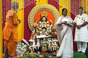 'পরিবারের সকলের চাকরি হোক, মঙ্গল হোক...' দইঘাট ছট পুজোয় এসে পুজো দিলেন মমতা