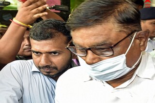 মানিক নিয়ে হাসপাতালে ইডি