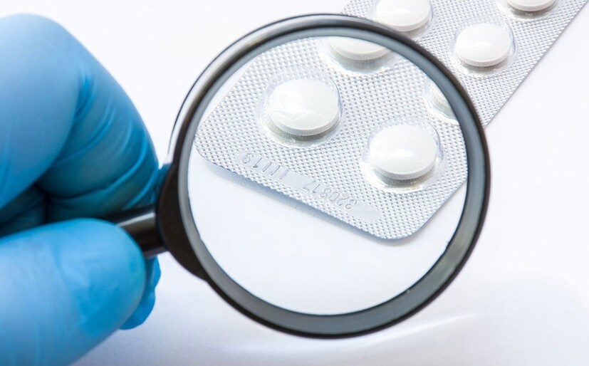  যার প্রভাব ওষুধের দামে পড়তে পারে। তবে কিছু কোম্পানি স্বেচ্ছায় কিউআর কোড রাখতে শুরু করেছে। প্রস্তাবিত সফটওয়্যারের মাধ্যমে প্রস্তুতকারক এবং গ্রাহক হ্যান্ডহেল্ড ডিভাইস এবং মোবাইল অ্যাপ্লিকেশন ব্যবহার করে জাল ওষুধের বিরুদ্ধে রিপোর্ট করতে পারবেন বলেও জানা গিয়েছে।