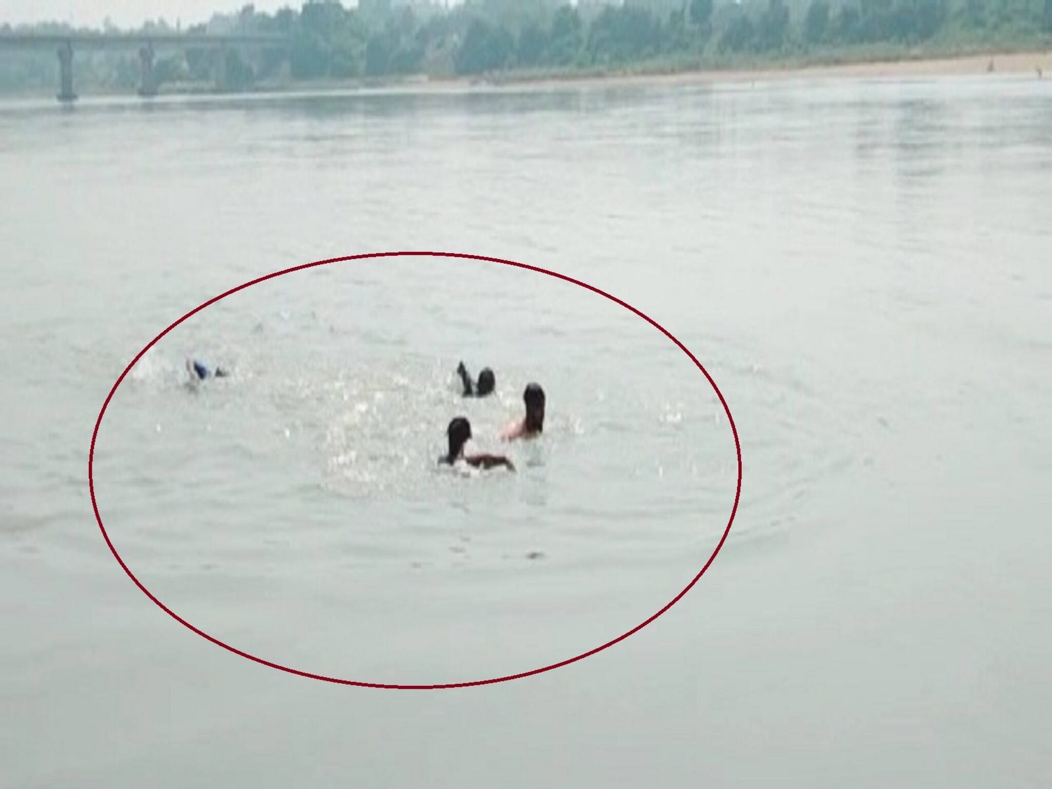West Burdwan News : মৃত্যুমুখে তিন কিশোরী! জীবন বাজি রেখে দামোদরের জলে পুলিশ কর্মীর ঝাঁপ, তারপর...