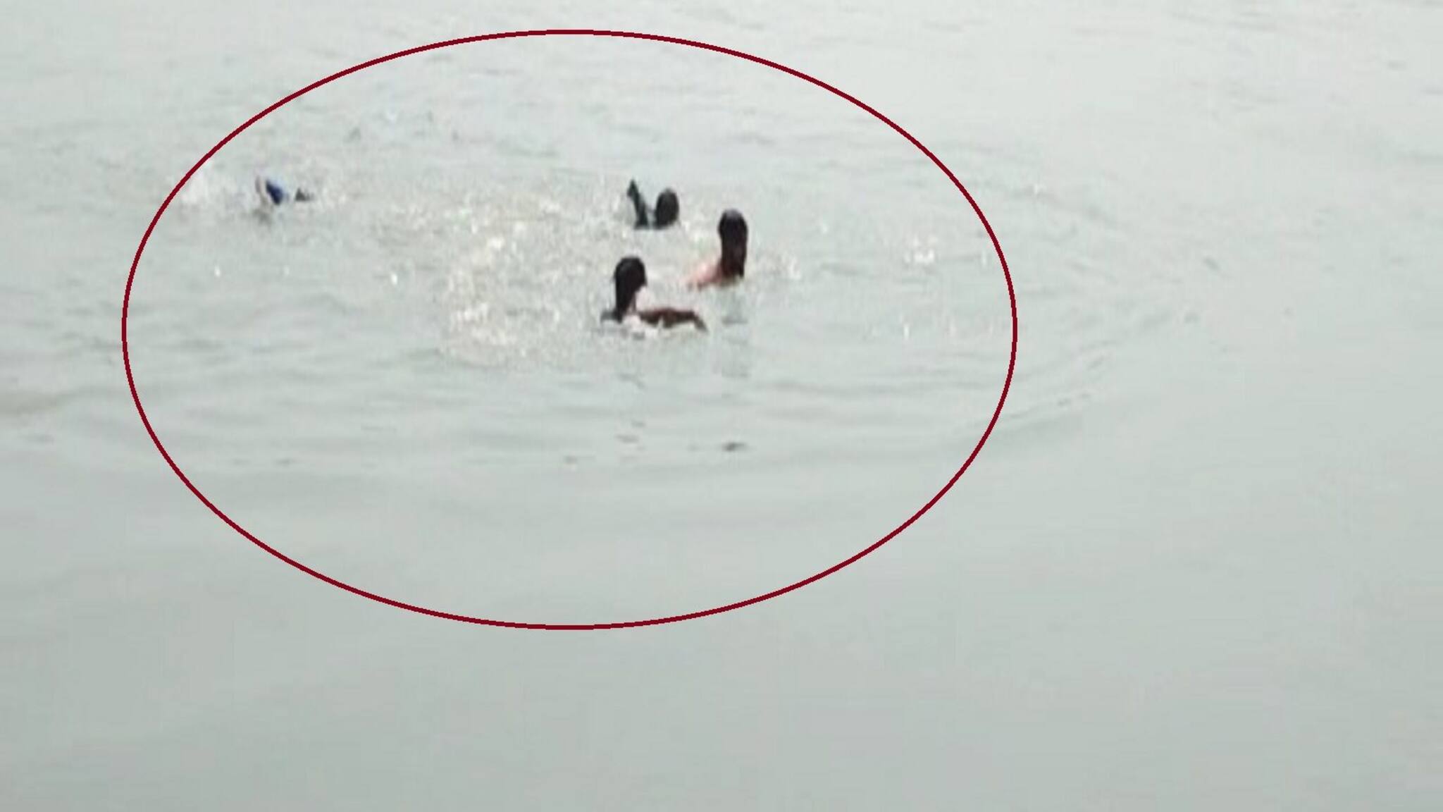 West Burdwan News : মৃত্যুমুখে তিন কিশোরী! জীবন বাজি রেখে দামোদরের জলে পুলিশ কর্মীর ঝাঁপ, তারপর...