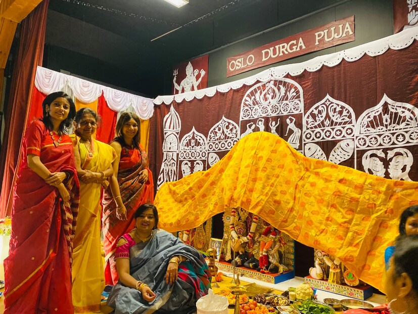  ২০০৯ সালে জনা-কয়েক বাঙালি মিলে চেষ্টা করেছিলেন, বাড়ি থেকে দূরে বাড়ির পরিবেশ তৈরি করার। ইচ্ছে ছিল বাঙালির দূর্গাপুজোকে বিদেশের মাটিতে পালন করার। যেমন ভাবা তেমনি কাজ! সেই ওসলো-তে শুরু হল দুর্গাপুজো।