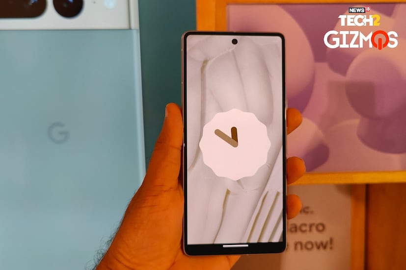 Google Pixel 7 ফোনে ব্যবহার করা হয়েছে ৬.৩ ইঞ্চি ওলেড ডিসপ্লে। Google Pixel 7 ফোনে ব্যবহার করা হয়েছে ফুল এইচডি প্লাস রেজোলিউশন, যা ৯০ এইচজেড রিফ্রেশ রেট যুক্ত। Google Pixel 7 ফোনে ব্যবহার করা হয়েছে নতুন গুগল টেনসর জি২ চিপসেট। এই ফোনে রয়েছে ৮ জিবি র‍্যাম। 