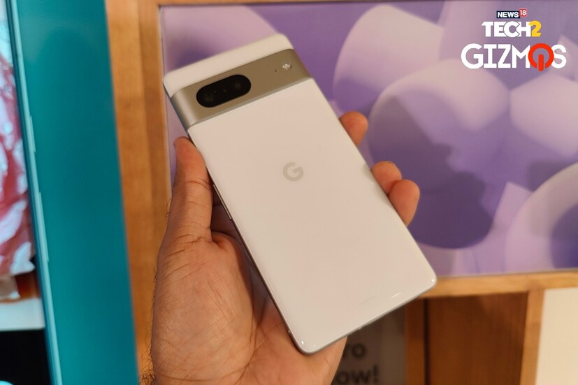এছাড়াও Google Pixel 7 ফোনে রয়েছে ডুয়াল রিয়ার ক্যামেরা সেটআপ। Google Pixel 7 ফোনে ব্যবহার করা হয়েছে প্রাইমারি ৫০ মেগাপিক্সেলের শ্যুটার এবং ১২ মেগাপিক্সেল আল্ট্রা ওয়াইড অ্যাঙ্গেল লেন্স। 