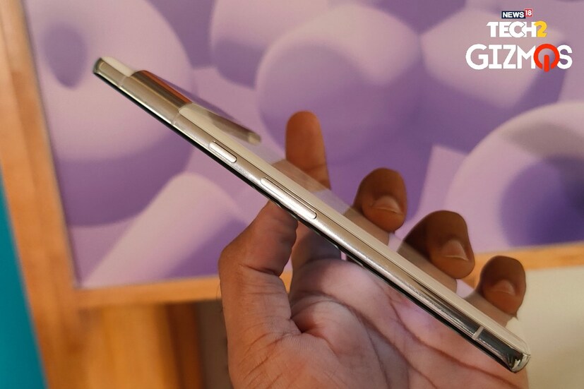 । Google Pixel 7 ফোনের সামনে সেলফি তোলার জন্য ব্যবহার করা হয়েছে ১১ মেগাপিক্সেলের আল্ট্রা ওয়াইড সেলফি স্ন্যাপার। এই ফোনে রয়েছে ৪,২৭০ এমএএইচ ব্যাটারি।