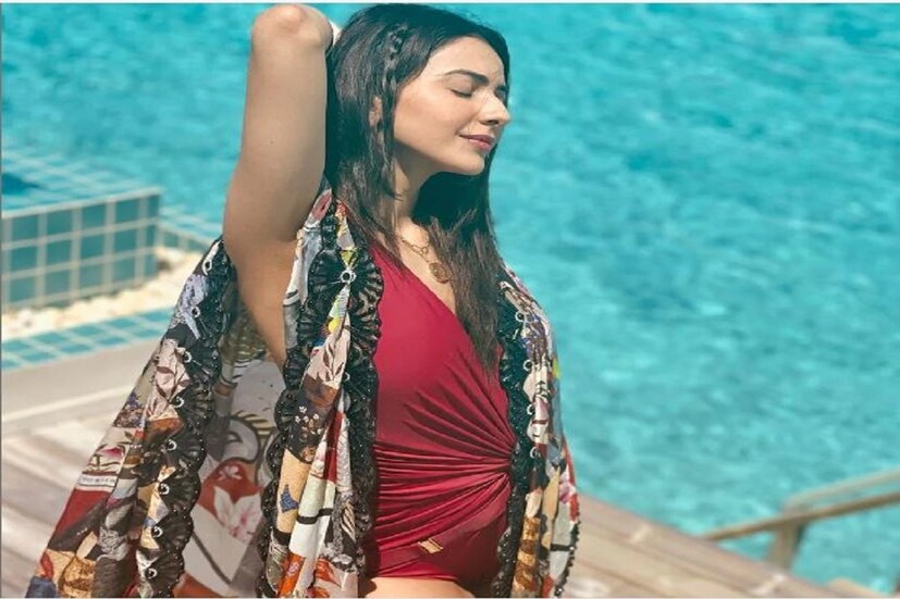 একগুচ্ছ বিকিনিতে উষ্ণতার পারদ চড়ালেন রকুল প্রীত সিং