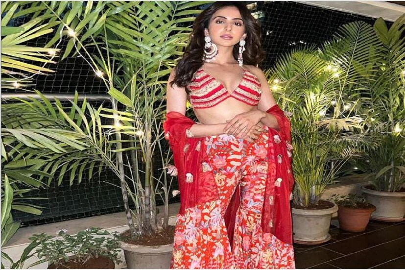 লাল ফ্লোরাল লেহেঙ্গায় রকুল প্রীত সিং। 