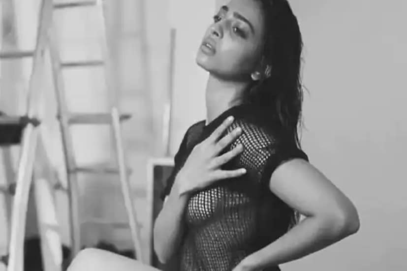 ৪) রাধিকা আপ্তে: রাধিকা আপ্তে নানা কন্ট্রোভার্সির সঙ্গে জড়িয়ে। নায়িকা বোল্ড এমএমএস বেশ কিছুদিন ধরেই ঘুরছিল নেটমাধ্য়মে।