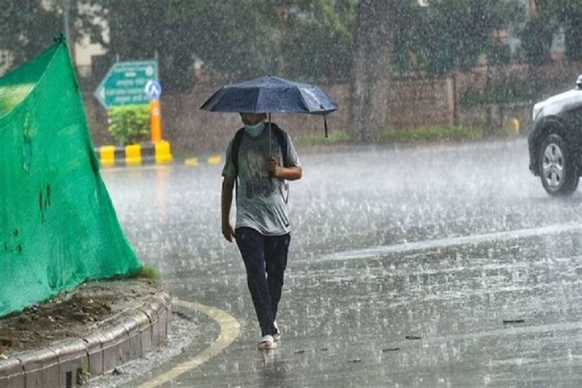 আজ সেভাবে বৃষ্টির পূর্বাভাস না থাকলেও কাল থেকে বৃষ্টির পরিমাণ কিছুটা বাড়তে পারে দক্ষিণবঙ্গে। কলকাতায় আজ আংশিক মেঘলা আকাশ। দু-এক পশলা হালকা থেকে মাঝারি বৃষ্টির সম্ভাবনা।