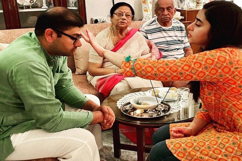 প্লেটে বিভিন্ন সুস্বাদু সব খাবার সাজিয়ে নিজের ভাইকে ফোঁটা দিলেন ঋদ্ধিমা।