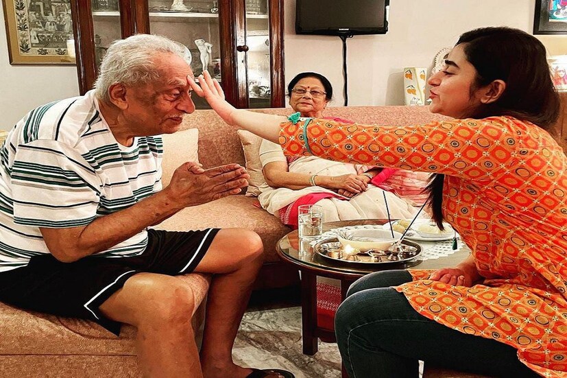 এদিন কমলা পোশাকে দেখা গেল অভিনেতাকে । নিজের দাদুকেও ফোঁটা দিলেন ঋদ্মিমা। 
