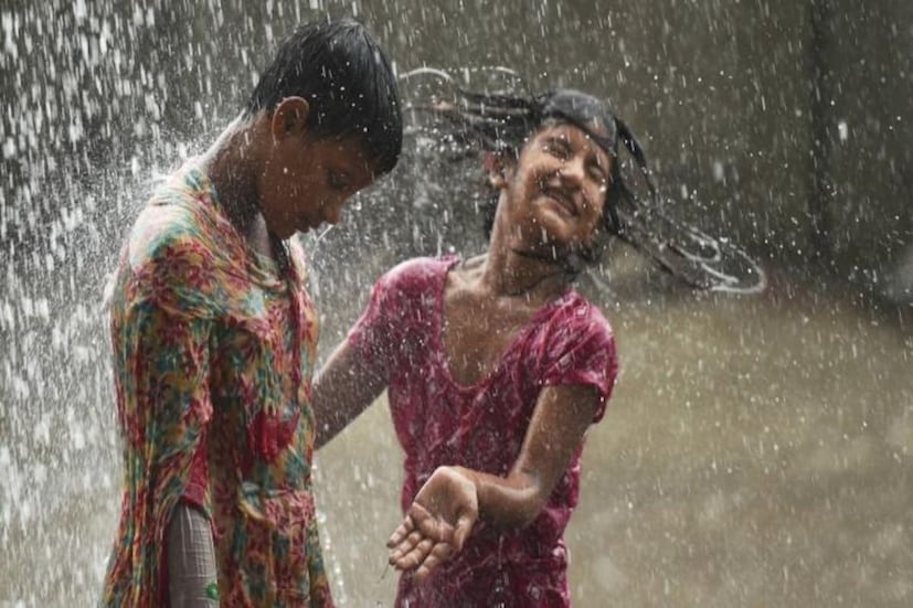 এপ্রিল মাসে দিল্লিতে সর্বনিম্ন তাপমাত্রা ১৫ ডিগ্রি এবং সর্বোচ্চ তাপমাত্রা ৩২ ডিগ্রি রেকর্ড করা হয়েছে এ যাবৎ। দিল্লিতে আজ আকাশ পরিষ্কার থাকবে। আগামী দিনে দিল্লির তাপমাত্রা ৩২ ডিগ্রির কাছাকাছি থাকবে বলেই জানিয়েছে মৌসম ভবন। আপাতত বৃষ্টির সম্ভাবনা নেই।