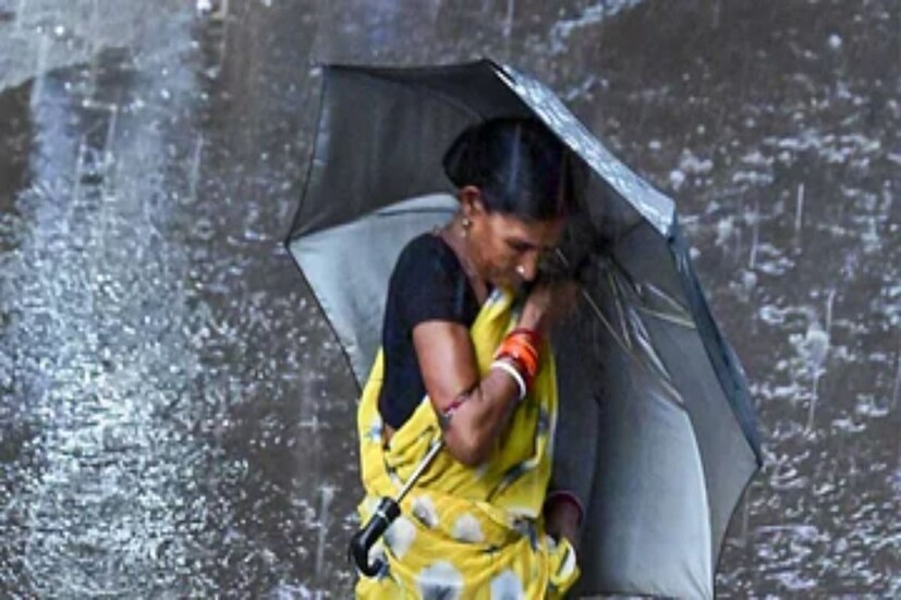 এ ছাড়া, পশ্চিমের রাজ্যগুলি, অর্থাৎ, পশ্চিম মেদিনীপুর, বাঁকুড়া এবং বীরভূমের কোথাও কোথাও বৃষ্টি হতে পারে শুক্রবার। বজ্রবিদ্যুৎ-সহ ঝড়ের সম্ভাবনাও রয়েছে এই জেলাগুলিতে।