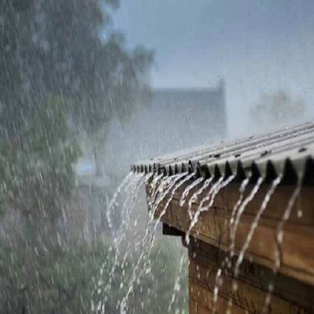 কলকাতাতেও ভারী  বৃষ্টির সম্ভাবনা। বুধবার সকাল পর্যন্ত বৃষ্টির সম্ভাবনা বেশি। সোমবার ৩০ থেকে ৪০ কিলোমিটার সর্বোচ্চ ৫০ কিলোমিটার গতিবেগে আর মঙ্গলবার ৪০ থেকে ৫০ কিলোমিটার সর্বোচ্চ ৬০ কিলোমিটার গতিবেগে দমকা ঝোড়ো হাওয়া বইতে পারে কলকাতা হাওড়া হুগলি ঝাড়গ্রাম ও পশ্চিম মেদিনীপুরে।